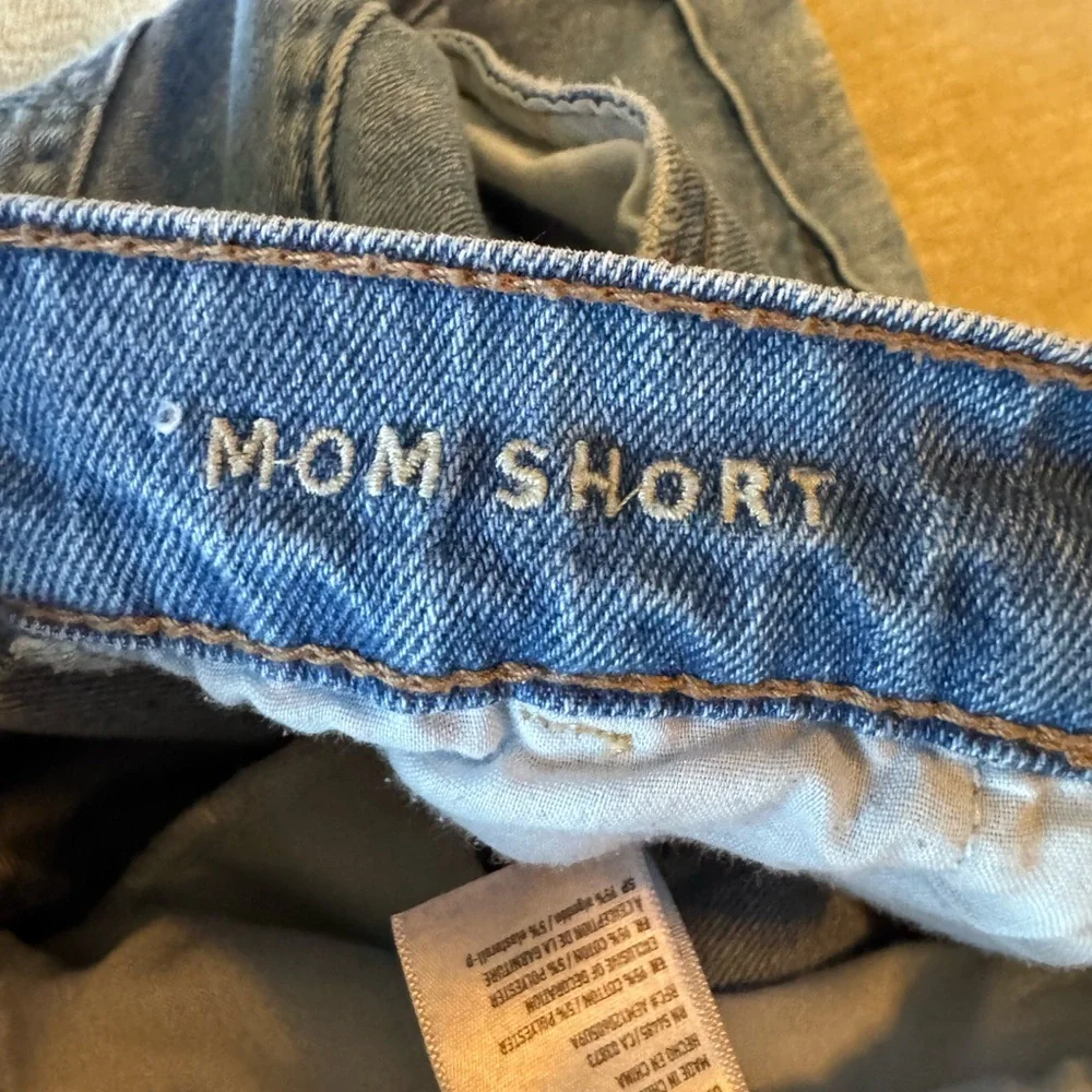 American Eagle Mom Shorts Women’s 6 Light Wash Denim High Rise Cuffed Casual